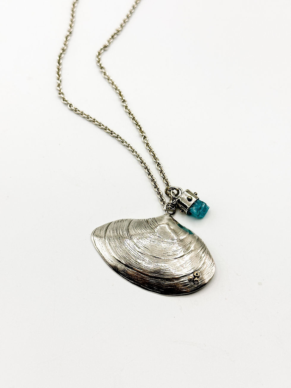 Thumbnail: Tellin Half clam shell with Apatite and gold