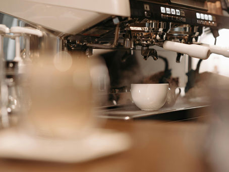 Foto de Pavel Danilyuk: https://www.pexels.com/pt-br/foto/maquina-de-espresso-cafe-de-cerveja-fechar-se-6612587/
