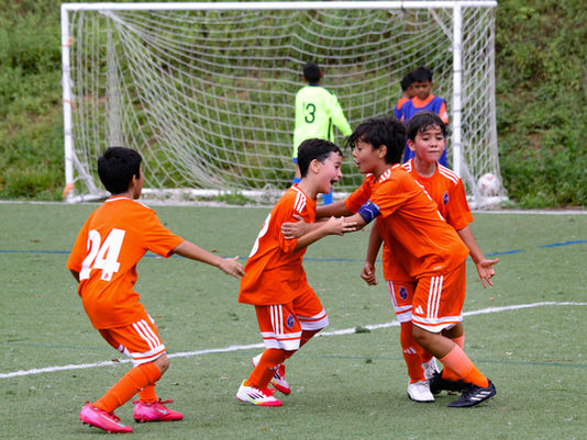 Academia Naranja celebra gol