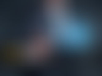 Ejecutivo interactuando con un mapa digital global que representa la transformación de los sistemas de gestión de calidad y los cambios en ISO 9001:2026.