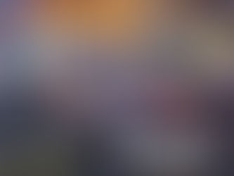 Vista aérea de un cruce de calles concurrido en una ciudad, superpuesto con el logo central de 'ISO 9001' y múltiples íconos relacionados con la gestión de calidad, conectividad y tecnología. Simboliza la integración global, la digitalización y la evolución de los sistemas de gestión de calidad en un mundo dinámico.