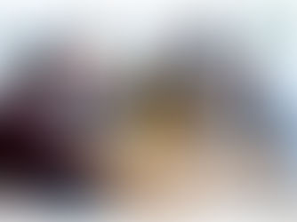 Imagen de portada del artículo “Hábitos y estilos de vida saludable en el trabajo”. Seis personas comparten alimentos en un espacio moderno y bien iluminado, con grandes ventanas. Están sentadas en dos mesas con frutas, ensaladas, sándwiches y bebidas naturales, en un ambiente relajado y conversacional que refleja convivencia, bienestar y cultura organizacional saludable.