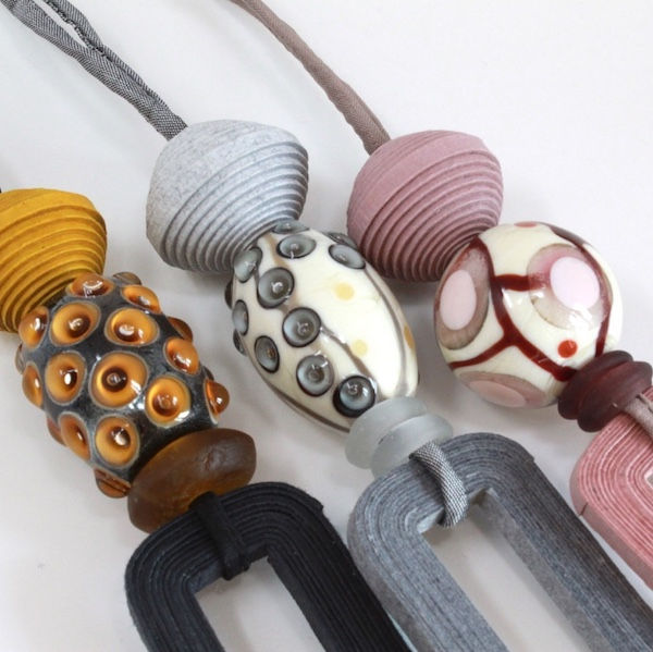 Miniatura: Collana in resina con bolla in vetro e perle di vetro