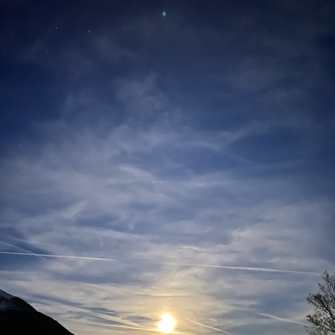 Vollmond über den Bergen