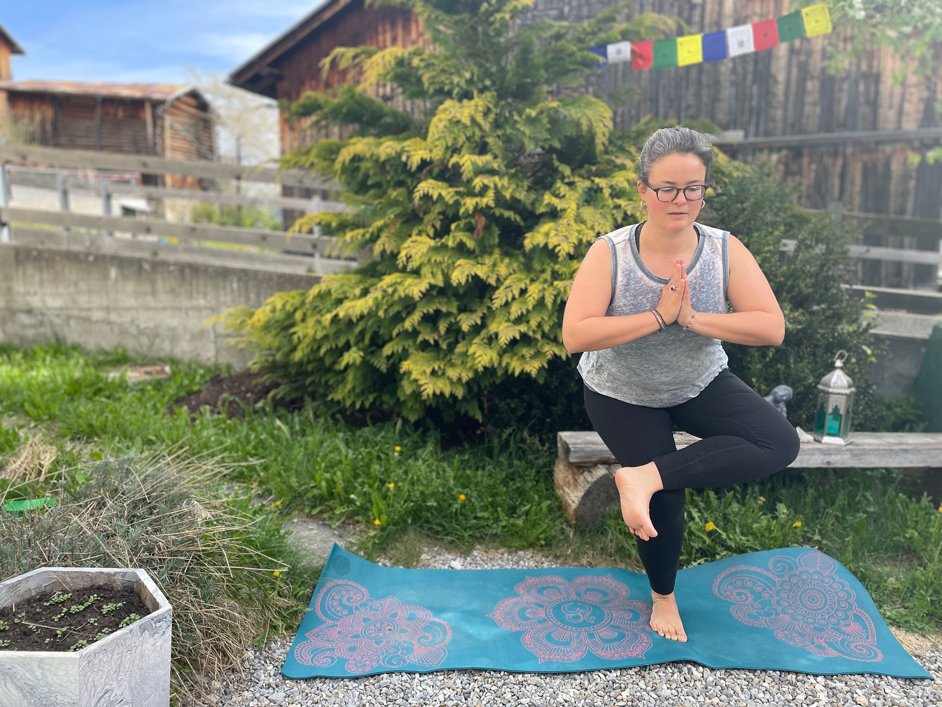 Utkatasana mit Tauben-Beinen
