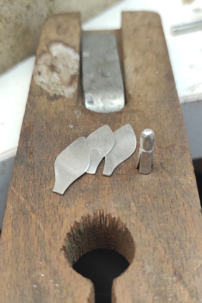 Ezüst hóvirág bross