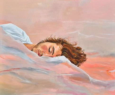 Un homme aux cheveux bruns et longs semble dormir dans un paysage rose et blanc qui ressembe à des draps de lit