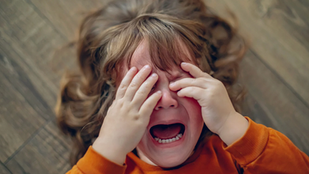 niña con rabieta en el suelo