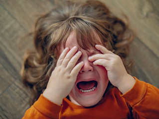 niña con rabieta en el suelo