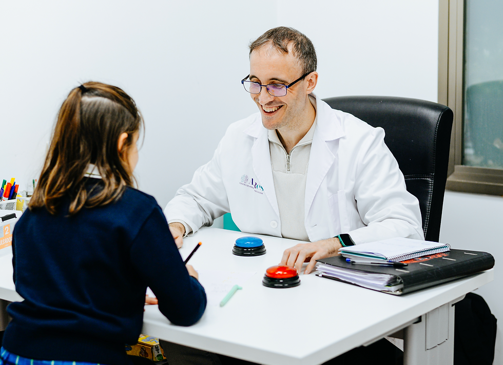 profesional de APRes en una sesión terapéutica con una niña