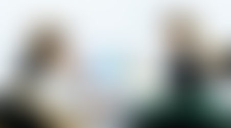 Terapeuta en APRes mostrando un informe a una madre