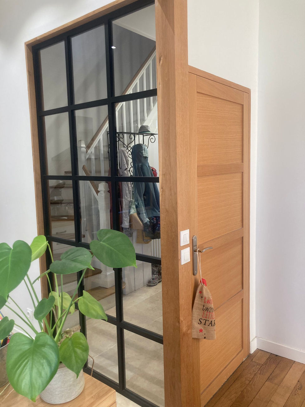 Verrière façon orangerie qui permet de faire passer la lumière entre deux pièces. A la fois fonctionnelle et esthétique.