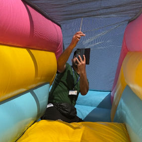 Un enfant ne doit pas pouvoir passer ses doigts dans le filer de sécurité de la structure gonflable