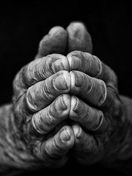 Personne âgée mains et mémoires