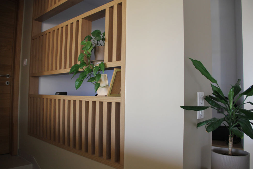 Un claustra en mélaminé imitation chêne délimite bureau et couloir