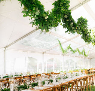 Tente de réception blanche fermée avec fenêtres