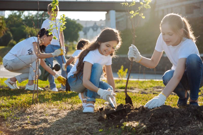 Young_people_volunteering_in_the_community.webp