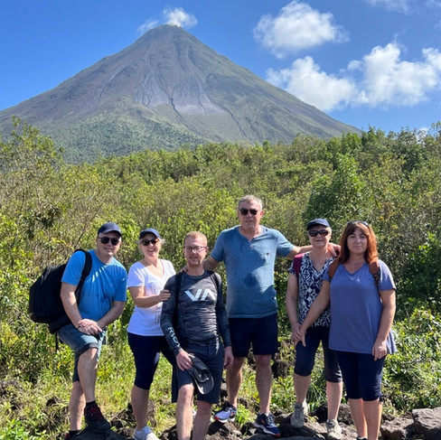Devant le volvan Arenal visite avec Costatourica