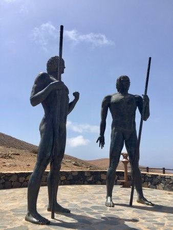 Estatuas de indígenas canarios en Morro Velosa, Fuerteventura