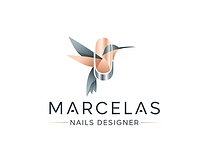 Logo de Marcelas Nails Designer: Colibrí estilizado en tonos grises y melocotón/oro rosa con una uña vertical, sobre el texto