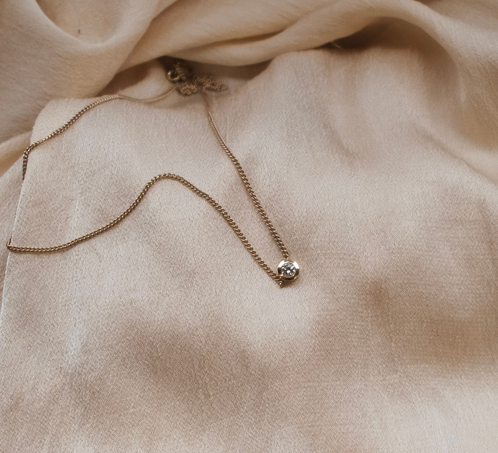 Bezel diamond necklace 