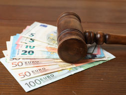 Il Ministero chiede 7.200 euro a una docente, il Tribunale dice no: quattro anni di servizio cancellati per errore