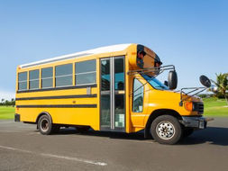 BAMBINO DI TRE ANNI DIMENTICATO SULLO SCUOLABUS PER OTTO ORE