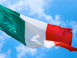 Giornata nazionale delle vittime del Covid, il 18 marzo 2026 bandiere a mezz’asta nelle scuole