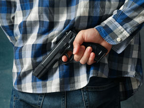 Studente punta una pistola all’insegnante e lo minaccia: "Dammi le sigarette o sparo". Complici il resto della classe