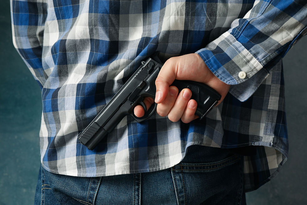 Studente punta una pistola all’insegnante e lo minaccia: "Dammi le sigarette o sparo". Complici il resto della classe