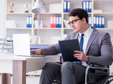 Lavoratori con disabilità, negata la precedenza nei trasferimenti interprovinciali per assenza di posti, la Cassazione chiede che si esprima la Corte di Giustizia Europea