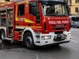 Due fratellini di 7 mesi e 2 anni chiusi in auto con le chiavi all'interno: attimi di paura in autogrill