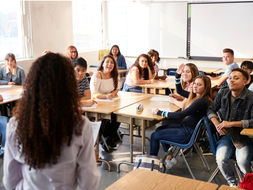 Docenti, aumenti di stipendio da detassare per recuperare il potere d'acquisto perso. Valditara incontra i sindacati il 4 luglio