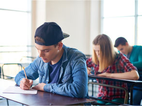 Studente della maturità 2026 sorpreso con il cellulare, esclusione immediata? Cosa dice la legge