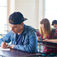 Studente della maturità 2026 sorpreso con il cellulare, esclusione immediata? Cosa dice la legge