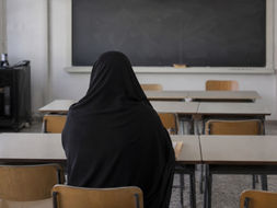 Studentessa di 15 anni promessa sposa: costretta al burqa, viene salvata dalle insegnanti