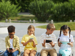 Smartphone ai figli già a 10 anni, ma i genitori chiedono il divieto a scuola: il cortocircuito educativo denunciato dal Censis