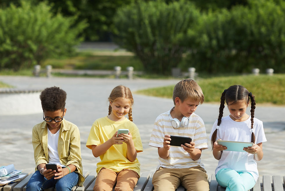 Smartphone ai figli già a 10 anni, ma i genitori chiedono il divieto a scuola: il cortocircuito educativo denunciato dal Censis