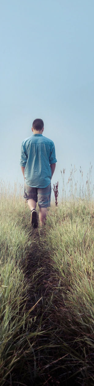 Man Walking i Fields