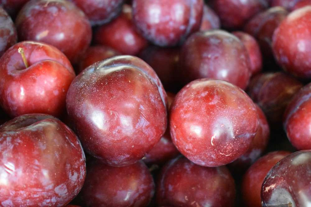Red plum - 1 kg (seasonal product)