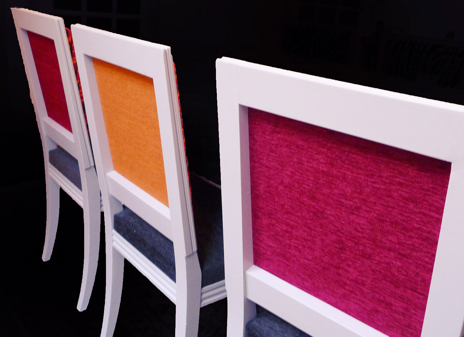 chaises tricolores repeintes et retapissées
