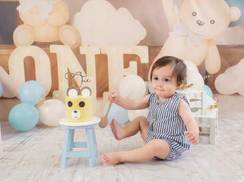 Cake smash photography with bear theme