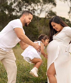 Pregnancy photoshoot with family (2).jpg
