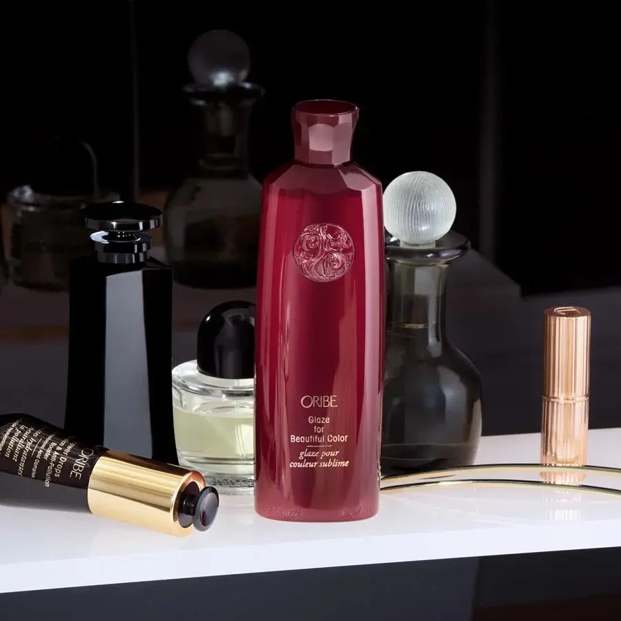 Прев'ю: Орбе Глазур для неймовірного блиску фарбованого волосся із лінійки по догляду "Краса та захист фарбованого волосся"