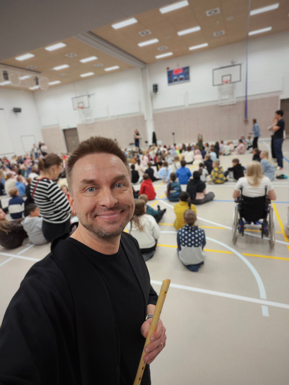 Eero Saunamäki soittaa nokkahuilua koulukonsertissa Kaarinassa