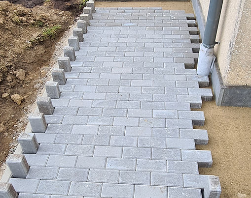 Maçonnerie paysagère, murs de soutènement, terrasse, entrée de garage, parking, dalle de béton, création de puit perdu