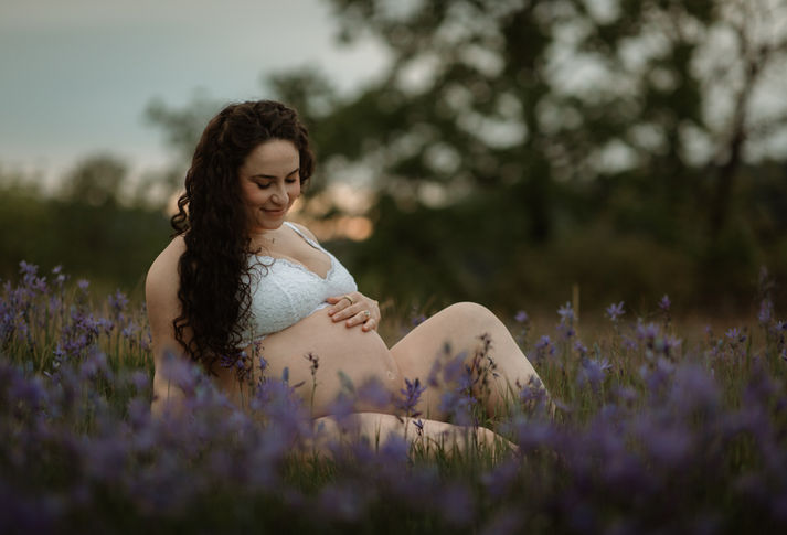 pregnant mom in wildflowers near Portland, Oregon.