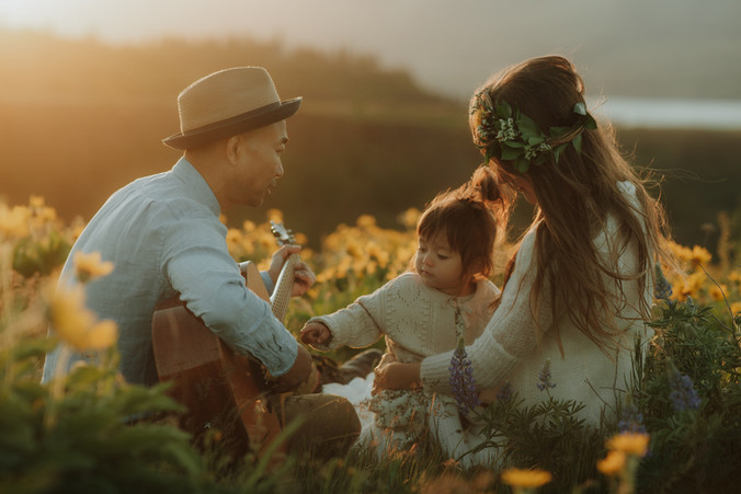 family plays guitar during a Columbia river gorge photographer session