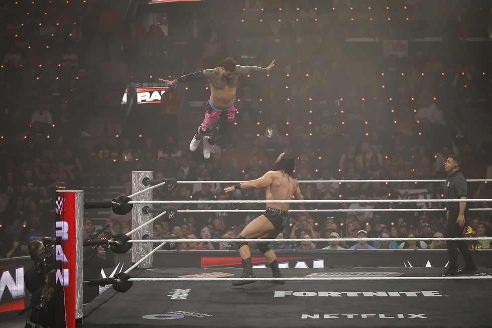 Jey Uso salta sobre Drew McIntyre