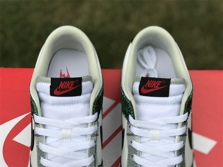 Thumbnail: Nike Dunk - Low "Tartan Plaid"